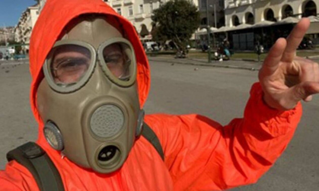 Θεσσαλονίκη: Φόρεσε στολή βιολογικού πολέμου και βγήκε για καφέ