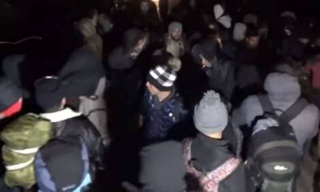 Εικόνες σοκ στα ελληνοτουρκικά σύνορα: Εκατοντάδες μετανάστες επιχείρησαν να περάσουν στην Ελλάδα