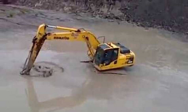 Πραγματική «μάχη» έδωσε ο εκσκαφέας με τον κροκόδειλο!