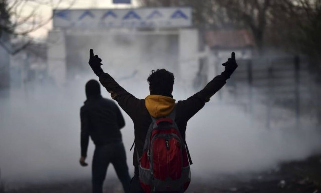 «Μάχες» στα ελληνοτουρκικά σύνορα: Ένταση, επεισόδια και σκηνές χάους (pics&vid)