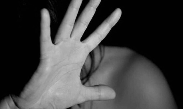 Φρίκη: Την βίασε και την έκαψε επειδή τον απέρριπτε 