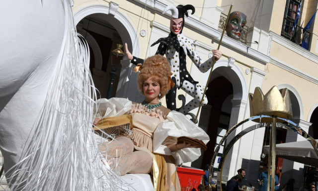 Καρναβάλι Πάτρας: 8.000 άτομα στην εντυπωσιακή παρέλαση - Αγνόησαν την απαγόρευση λόγω κοροναϊού