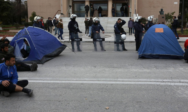 Μυτιλήνη: Ρυμουλκείται από το Λιμενικό η βάρκα με μετανάστες που εμποδίστηκε στη Θερμή