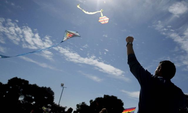 Καιρός Καθαρά Δευτέρα: Με ηλιοφάνεια και νοτιάδες το πέταγμα του χαρταετού - Πού θα βρέξει (pics)