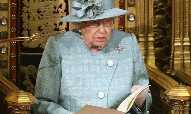 Το ξέσπασμα της βασίλισσας Ελισάβετ: Η απάντηση σε Χάρι και Μέγκαν (pics)