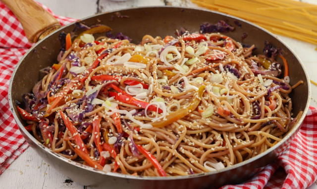 Σπαγγέτι ολικής με λαχανικά και φυστικοβούτυρο