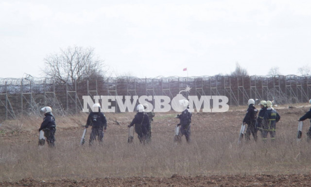 Αποστολή στον Έβρο: Καρέ – καρέ η τιτάνια προσπάθεια των Αρχών να εμποδίσουν την «εισβολή» (pics)