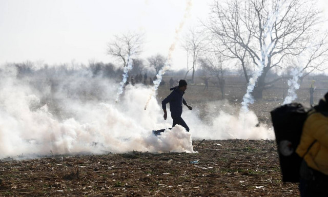 Έβρος: Νέα επεισόδια στις Καστανιές - Χημικά και δακρυγόνα στα σύνορα (pics&vids)