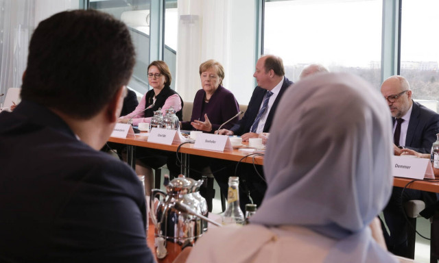 Κοροναϊός - Βίντεο: Υπουργός δεν έκανε χειραψία στη Μέρκελ - Πώς αντέδρασε 