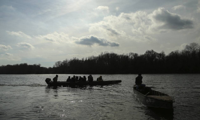 Βίντεο-ντοκουμέντο από τον Έβρο: Τούρκοι ψαράδες μεταφέρουν μετανάστες στην Ελλάδα