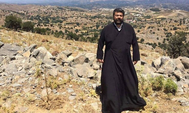 Έβρος: «Πύρινος» λόγος από τον παπά - Ανδρέα! Σταυρός, σημαία, όπλο, στο ίδιο χέρι