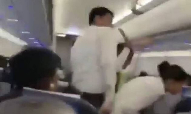 Τρόμος σε πτήση: ΣΟΚ για επιβάτες - Τι είδαν πάνω από τα κεφάλια τους (pics)