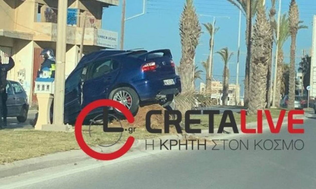 Ηράκλειο: Νέο σοκαριστικό τροχαίο στην παραλιακή - Αυτοκίνητο «καρφώθηκε» σε φοίνικα