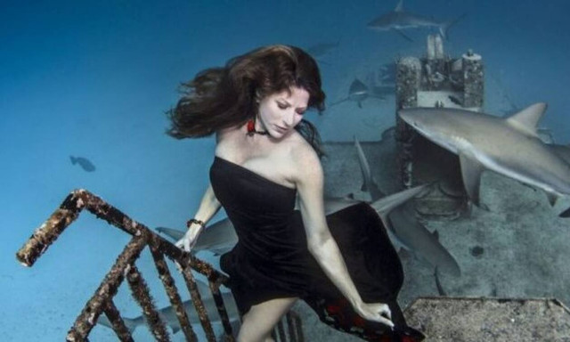 «Καυτή» 40χρονη ποζάρει δίπλα σε καρχαρίες!