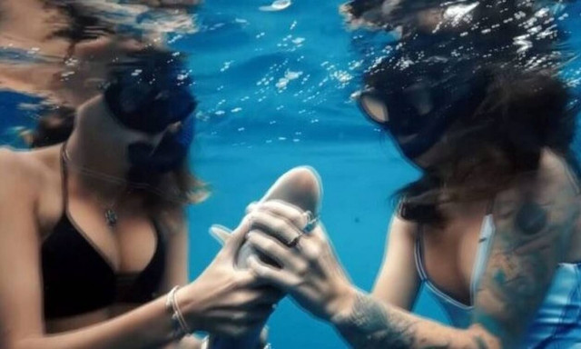 Τι πιάνουν οι «καυτές» δύτριες; Δείτε το βίντεο