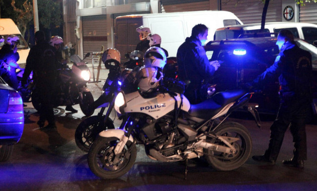 «Ντου» κουκουλοφόρων στο μετρό της Ακρόπολης: Έγραψαν συνθήματα και έβαψαν αγάλματα