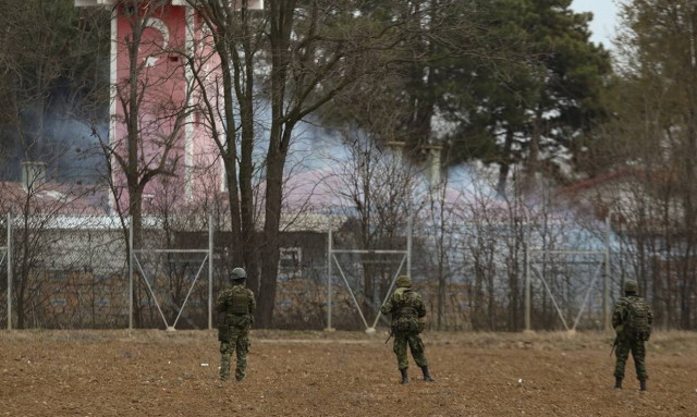 Βίντεο ντοκουμέντο: Τούρκος αστυνομικός με την απειλή όπλου εξωθεί Ιρανούς προς τα ελληνικά σύνορα