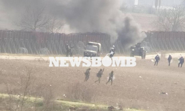 Το Newsbomb.gr στα άγρια επεισόδια στις Καστανιές – Οι μετανάστες προσπαθούν να κόψουν τα σύρματα