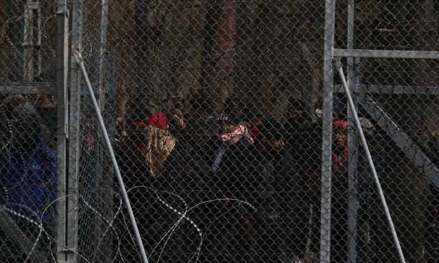 Έβρος: Άγρια επεισόδια στις Καστανιές – Οι μετανάστες πετούν χημικά στους αστυνομικούς