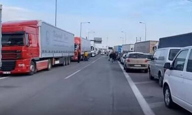 Αλεξανδρούπολη: Ουρές χιλιομέτρων στο τελωνείο των Κήπων (vid)