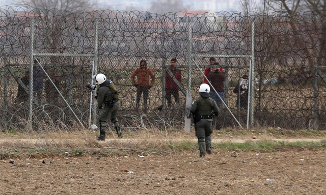 «Βρώμικα» κόλπα των Τούρκων στον Έβρο: Βάζουν περούκες σε μετανάστες και τους μαρκάρουν με βραχιόλια