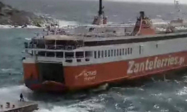 Δέος: Μάγκας καπετάνιος «δένει» στο λιμάνι της Σίκινου με 8 μποφόρ