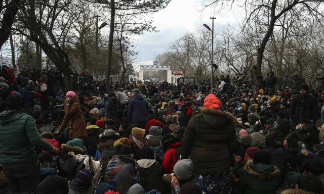 Έβρος - Βίντεο ντοκουμέντο του Newsbomb.gr: Μετανάστες προσπαθούν να περάσουν παιδιά στην Ελλάδα