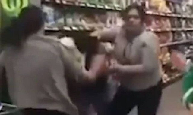 Κοροναϊός: Μπουνιές σε super market για ένα ρολό υγείας (pics)