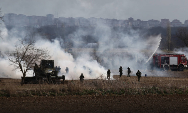 Ακήρυχτος πόλεμος στον Έβρο: Χημικά από τους Τούρκους για να μπουν οι μετανάστες στην Ελλάδα 