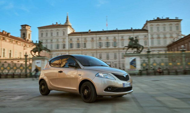 Το Lancia Ypsilon όχι μόνο ζει αλλά γίνεται και υβριδικό