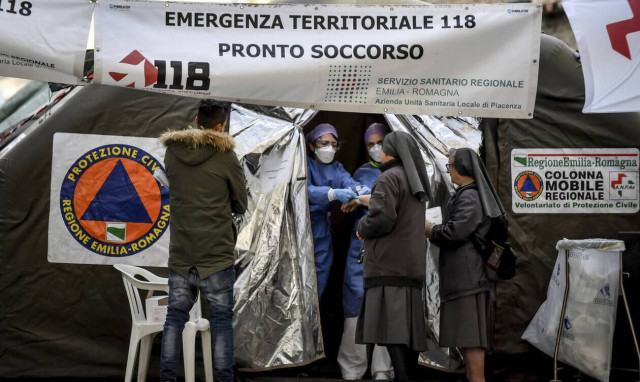 Ιταλία-Κοροναϊός: Τέλος κηδείες, γάμοι και λειτουργίες σε όλες τις εκκλησίες μέχρι 3 Απριλίου