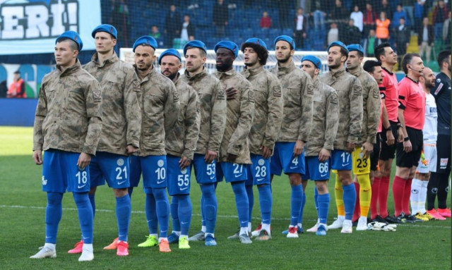 Τουρκία: Με στρατιωτικές στολές οι παίκτες της Ρίζεσπορ κόντρα στην Αλάνιασπορ