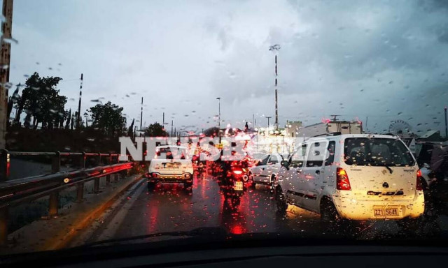 Κίνηση ΤΩΡΑ: Η κακοκαιρία έφερε μποτιλιάρισμα  - Ποιους δρόμους να αποφύγετε