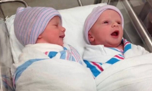 Απίθανο βίντεο: Δίδυμα ανταλλάζουν τις πρώτες τους «κουβέντες» στο μαιευτήριο!