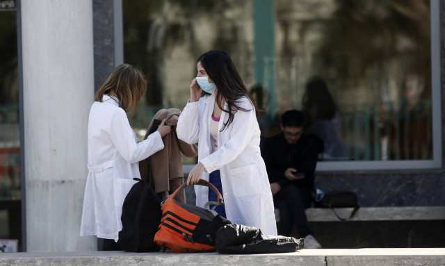 Κοροναϊός: Ποια είναι τα συμπτώματα - Πώς μεταδίδεται ο ιός και όλα όσα πρέπει να ξέρετε