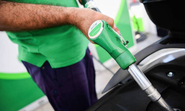 Πλαφόν στη βενζίνη και πρόστιμα στις εταιρείες πετρελαιοειδών αν δεν ρίξουν τις τιμές