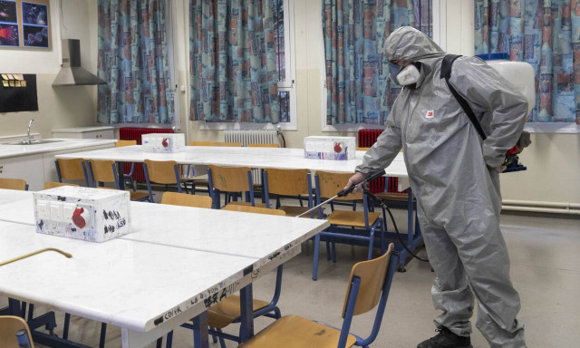 Κοροναϊός: Κλειστά σχολεία - Τι θα ισχύει για τους εργαζόμενους γονείς και τις επιχειρήσεις