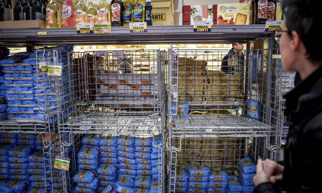 Κοροναϊός στην Ιταλία: Οινόπνευμα τέλος - Τραγικές εικόνες στα σούπερ-μάρκετ