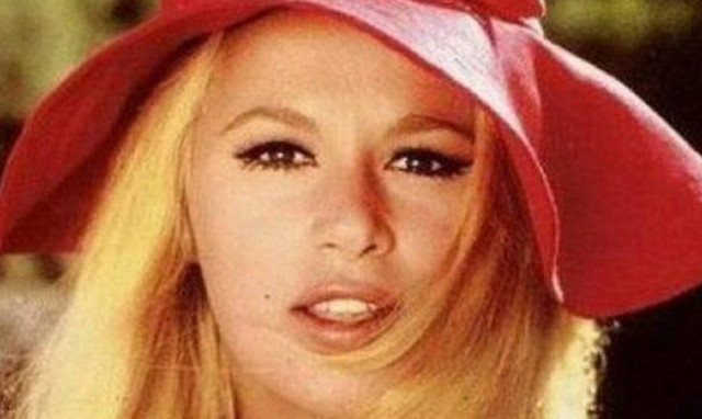 Δείτε πώς ήταν η Αλίκη Βουγιουκλάκη πριν τις πλαστικές επεμβάσεις (pics)