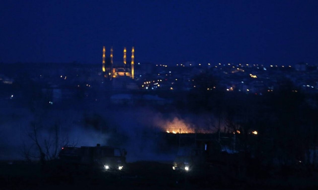Έβρος: Νύχτα αγωνίας στα σύνορα - Φωτιές, πετροπόλεμος και... νέα πολιορκία