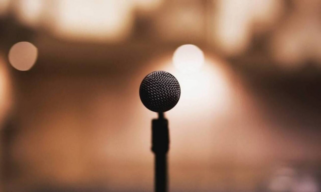 Τα πέταξε όλα! Πασίγνωστη τραγουδίστρια φωτογραφήθηκε χωρίς μπλούζα και τρέλανε τους θαυμαστές της 