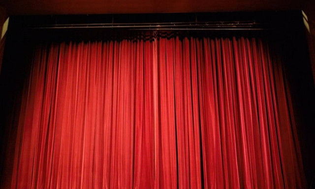 Στο νοσοκομείο πασίγνωστος ηθοποιός - Πρωταγωνιστής ερωτικών ταινιών (pics)