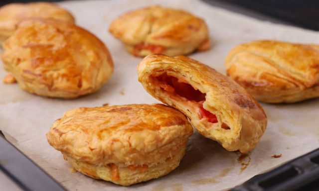 Η συνταγή της ημέρας: Πιτάκια γεμιστά με ντομάτα και μοτσαρέλα