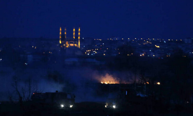 Έβρος: «Μάχη» των ΜΑΤ με άτομα που επιχείρησαν να ρίξουν τον φράχτη (vid)