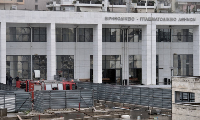 Περίεργη ανάληψη ευθύνης για τη φωτιά στο Ειρηνοδικείο της Αθήνας