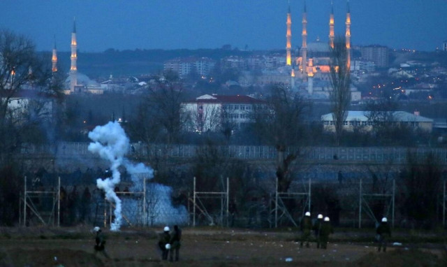 Έβρος - ΤΩΡΑ: Νέα απόπειρα εισβολής - Πετροπόλεμος και δακρυγόνα