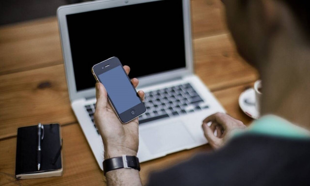 Κοροναϊός: Eστία μόλυνσης το κινητό σας - Έτσι θα το καθαρίσετε σωστά