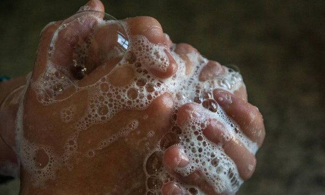 Νόμιζε πως έπλενε τα χέρια της με σαπούνι - «Πάγωσε» όταν κατάλαβε τι ήταν (pics)