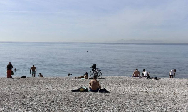 Κορονοϊός: Έρημο το κέντρο της Αθήνας - Συνωστισμός στον Φλοίσβο