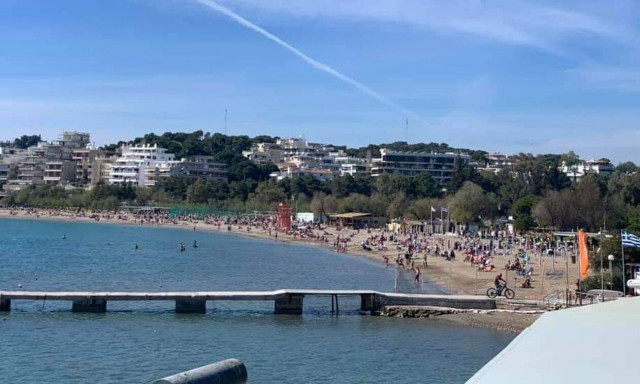 Κορονοϊός: Όταν η ατομική ευθύνη πάει στην... παραλία - 4.000 πολίτες στις θάλασσες εν μέσω μέτρων